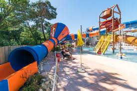 camping met een binnen en buitenzwembad kampeerdorp de zandstuve camping waterparken glijbanen