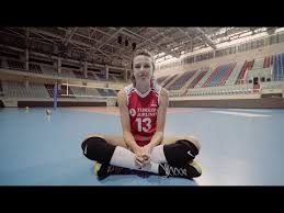 A milli kadın voleybol takımı'nın mavi renkli saçlarıyla dikkat çeken pasör çapraz oyuncusu meryem boz, azmiyle ve hırsıyla sporseverlerin takdirini topluyor. Meryem Boz Ile Sorucevaprallisi Youtube