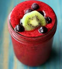 Recette Sante De Smoothie Aux Triples Baies Et Kiwi Plein D Antioxydants Recipe Kiwi Smoothie Super Healthy Smoothies Popular Smoothie Recipes