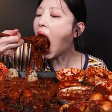 Today, I made spicy braised seafood! In addition to that, the legendary  braised seafood with a huge galbi!! The texture of large scallops, abalone,  king crab, and spicy ribs was good and