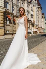 Schlichte brautkleider sind von großem wert, wenn sie denken, dass das budget ihrer hochzeit mit jedem tag komplexer und teurer wird. Schlichte Brautkleider Dezent Aber Zauberhaft I Weddyplace