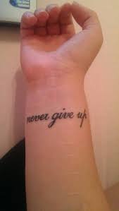 One rose is dying while the other is alive and well, symbolizing giving up versus not. Minchen99 Handgelenk Never Give Up Tattoos Von Tattoo Bewertung De