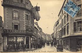 Vue Animee D Une Rue De Morlaix Bordee D Habitations Et De Boutiques Au Premier Plan A Gauche Grand Magasin De Vetements A L An Morlaix Rue Grands Magasins