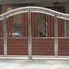 Tak hanya sekadar memproteksi bangunan rumah, penggunaan pagar juga dapat membuat penampilan hunian menjadi lebih ciamik. 1