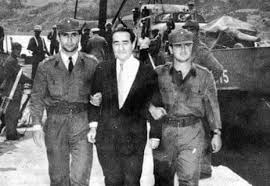 27 mayıs darbesi, 27 mayıs 1960 tarihinde yapılan ve türkiye cumhuriyeti tarihinde gerçekleşmiş ilk askerî darbe. Tarihte Bugun 27 Mayis Askeri Darbesi Sonucu Yargilanan Adnan Menderes Idam Edildi 1961 27 Mayis Unlu Fotograflari Tarih