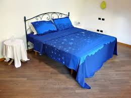 L'ampia gamma delle lenzuola bassetti include modelli base o più ricercati pattern, in una. Bassetti Parure Letto Matrimoniale 1 Lenzuolo Sopra 240x280cm E 2 Federe 50x80cm 100 Cotone Made In Italy Firenze By Night