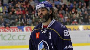Zleva majitel hokejového klubu rytíři kladno jaromír jágr ředitel společnosti kaufland česká republika stefan hoppe. Jagr Hasek A Dalsi Legendy Kdo Patri Mezi Nejstarsi Extraligove Hrace Hokej Cz Web Ceskeho Hokeje