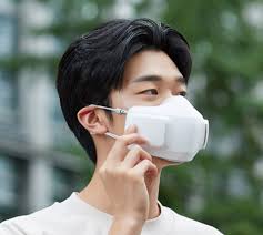 The unique face mask happens to be an lg puricare wearable air purifier, which features dual h13 grade hepa filters, offering up to 99.7% of air filtration. Lg Puricare Mask Wearable Air Purifier Ap300awfa