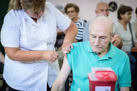 Las personas mayores de 80 años que quieran vacunarse contra el coronavirus en la ciudad autónoma de buenos aires (caba) podrán quirós estipuló que el proceso de vacunación va a llevar al menos 10 días en los que esperan desde la administración larretista inocular a todxs lxs. Provincia Argentina Comienza A Vacunar A Mayores De 70 Anos Prensa Latina