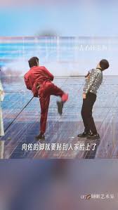 向佐突然失控飞踢主持人头部影片被疯传网民批：没品没德没教养