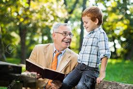 Abuelo Y Nieto Estan Leyendo El Libro Y Aprender Sobre La Naturaleza Fotos Retratos Imagenes Y Fotografia De Archivo Libres De Derecho Image 61798515
