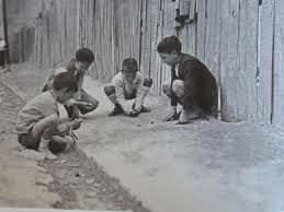 Descarga gratis este vector de niños jugando en la calle y descubre más de 13 millones de recursos gráficos en freepik. Ninos Jugando En La Calle