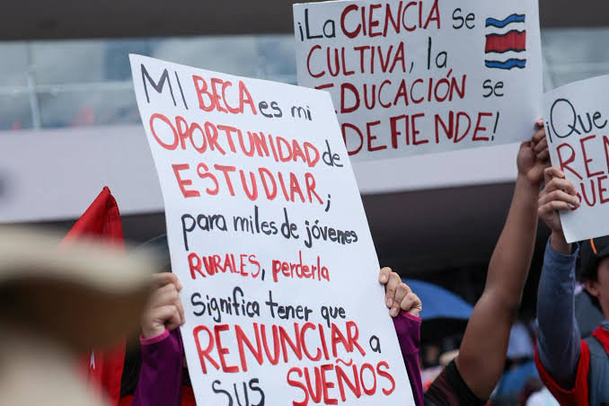 🚨🇨🇷 ¡EDUCACIÓN EN LAS CALLES! ESTUDIANTES Y SINDICATOS MARCHAN CONTRA  RECORTES PRESUPUESTARIOS Este martes, estudiantes, sindicatos,  representantes de las universidades públicas y diversas organizaci