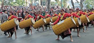 Alat musik kendhang (kendang atau gendang). Hunakatour Nikmati Keramahan Lombok
