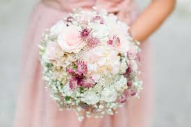 Zauberhafte Inspiration Braut Und Brautmutter Am Hochzeitstag Rosarot Hochzeiten Und Feste Dirndl Hochzeit Blumenstrauss Hochzeit Brautmutter