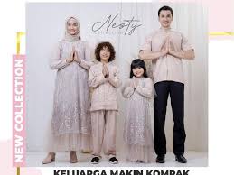 Hingga saat ini motif dan warna batik semakin menarik serta desain pakaian wanita ini lebih modis. Rekomendasi Baju Lebaran 2021 Ini Koleksi Seragam Keluarga Di Tanah Abang