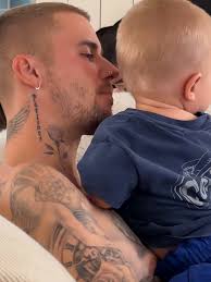 Justin Bieber postou algumas fotos do Jack em seu Instagram usando uma  blusa do Auston Matthews, jogador do Toronto Maple Leafs. 💙🍁