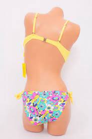 Női divatos kétrészes citromsárga alapon virág mintával díszített push  up-os bikini | Léna Divat