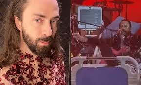 VIDEO: Jay de la Cueva ofrece show desde una camilla de hospital en el  escenario