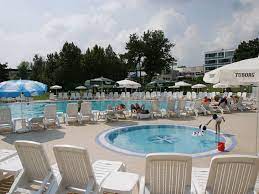 Acesta a fost complet renovat si beneficiaza de parcare, restaurant cu terasa, bar de zi, pizzerie, barbeque, centru spa, sala de conferinte, loc de joaca pentru copii, 2 piscine exterioare cu bar propriu si o piscina interioara. Hotel 2d Resort And Spa Neptun Romania Oferta Litoral 2021 Ofertele Early Booking Si Inscrieri Timpurii Litoral Romania 2021 Plaja Ro