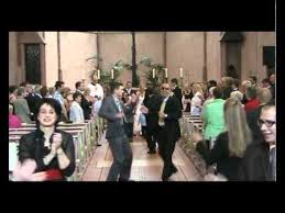 Dazu wird in den gliedkirchen der evangelischen kirche mit der spruchkammer ein verfahrensgremium nach der. Auszug Aus Der Kirche Mal Anders Hochzeit Youtube