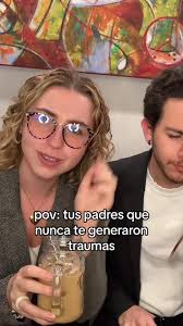Padres que no generan traumas: Humor y apoyo escolar