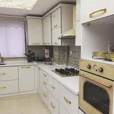 Altin Detaylar Ile Gosterisli Ve Sik Bir Mutfak Dekoru Ev Gezmesi Mutfak Dekor Mutfak Dolaplari
