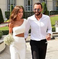 Dizinin başrollerinde ise dolunay soysert, engin altan düzyatan. Bensu Soral Kimdir Abla Kardes Oyuncu Dizicenter