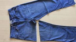 Ada yg inbox sy tanya knp sy jahit baju labuh bawah tu jd same je knp dia punye jd sebelah panjang sebelah pendek? Yuk Sulap Celana Jeans Lamamu Menjadi Hot Pants Lucu Dengan Tips Ini