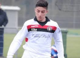 Erdal torunoğulları, 21 nisan 1964'te kars'ta 8 çocuklu bir ailede doğdu. Hazar Torunogullari Kim Nereli