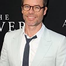 Vincent Serra (played by Guy Pearce) outfits