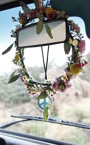 Hip Hip Hurra Coole Boho Looks Findet Ihr Auf Gofeminin De Flowerpower Blumenkronen Hippie Zeit