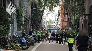 De vries was shot down in lange leidsedwarsstraat, police said in a statement, referring to a street near one of amsterdam's parool newspaper cited witnesses as saying de vries had been shot in the head. Rtr7ia3ilzgcpm
