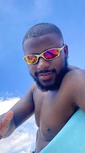 Quem é o ator trans de Vai na Fé