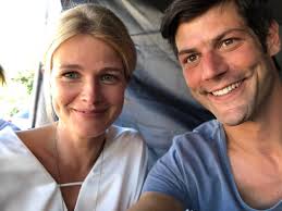 Besonders sonnige Grüße und ein RIESEN DANK gilt unserer Casterin Franziska  Aigner @fa_casting!!! Danke für so wunderbare Kollegen wie @mirabartuschek  und @dominicraacke!!! UND natürlich meiner wunderbaren Agentin:  @BrittaDahlmann dem Captain der ...