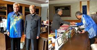 Ahmad zahid hamidi akan terus diserang dan didesak untuk meletakkan jawatan dan tidak mustahil berjaya disingkirkan. Saya Jumpa Dr Mahathir Dua Kali Ahmad Zahid