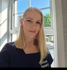 Amie Wallace's Instagram, Twitter & Facebook