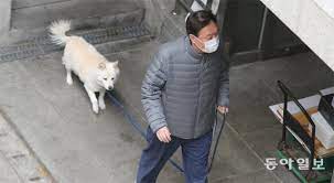 '정직 2개월' 징계를 받은 윤석열 검찰총장이 18일 처분 이틀만에 한 언론사 카메라에 포착됐다. ì§•ê³„ ì§'í–‰ì •ì§€ ì—¬ë¶€ 22ì¼ ë²•ì •ê³µë°© ìœ¤ì„ì—´ ìš´ëª… ë‚´ì£¼ íŒê°€ë¦„ ë‰´ìŠ¤ ë™ì•„ë‹·ì»´