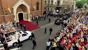 „bip.bip.,bip… de ea de viata!. Filmul Unei Zile De Bucurie Ce Va Ramane In Istorie Papa Francisc Primit Cu Inimile Deschise De Romani Foto Video Mobile