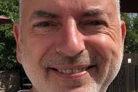 The men reading poetry at Dundee's lonely funerals