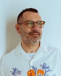 Sami Tamimi (ex-chef bij Ottolenghi) zet de Palestijnse keuken weer op de  kaart: “Eigenlijk zijn wij een door lekker eten geobsedeerde natie”