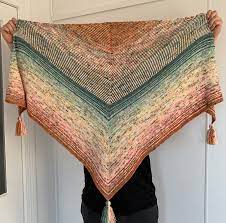 Featuring both the knit & the crochet linen stitch these cowls play with color slowly fading from one colorway of our new willow. What The Fade Shawl Knitting