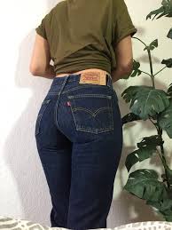 Levi's, kullandığı çizgiler ve yenilikçi tasarımlarıyla ikonik 501 modelinin özelliklerini devam ettiriyor. Pin Auf Wow