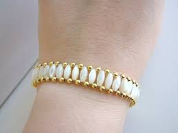 Vintage Gold And White Cats Eye Beaded Cocktail Bracelet Etsy Orgu Bileklik Modelleri Boncuklu Bileklikler Boncuklu Taki Desen