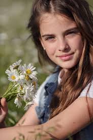 Beautiful Cute Teen Girl Walk Daisy Field White Dress White — Stock Photo ©  Selenittt #360916700