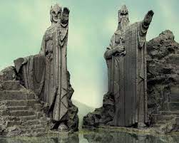 The argonath, also known as the gates of argonath or the pillars of kings, is a monument comprising two enormous statues carved in the likenesses of isildur and anárion, standing upon either side of the river anduin at the northern approach to nen hithoel. Argonath Der Herr Der Ringe Wiki Fandom