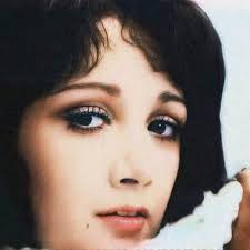 La verdad no entiendo porque estaban todos enamorados de la vieja chancluda  si María Antonieta de Las Nieves estaba de ututuy😍 además de que me parece  que con el disfraz de la