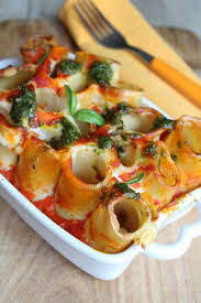 Fate cuocere i paccheri in abbondante acqua salata aggiungendo un cucchiaio di olio extravergine di oliva ed estraendoli a metá cottura. Paccheri Ripieni Al Forno Con Formaggio E Salsa Al Basilico I Sapori Di Antonella