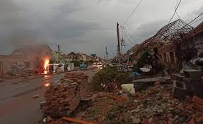 Podľa webu, ktorý vedú meteorologickí amatéri spolupracujúci s shmú, bolo v česku tornádo naposledy v. Tornado V Cesku Spustosilo 7 Dedin Potvrdili Prve Obete Zasahuju Aj Slovenske Timy