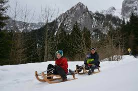 Im berchtesgadener land am königssee wurde 1969 mit der kunsteisbahn königssee die erste künstlich zu vereisende rodelbahn der welt errichtet. Rodeln Schonau Am Konigssee Familienurlaub